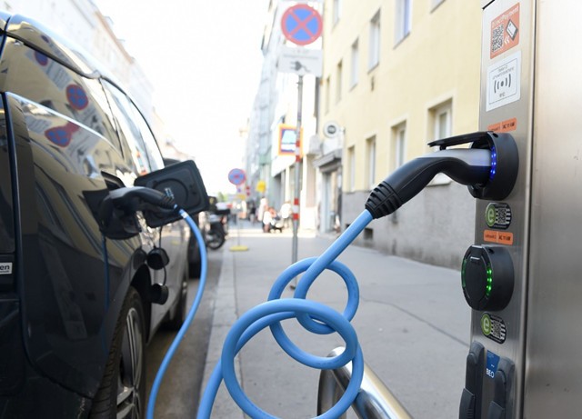 專業(yè)制造，品質保證：國內領先汽車充電樁廠家！